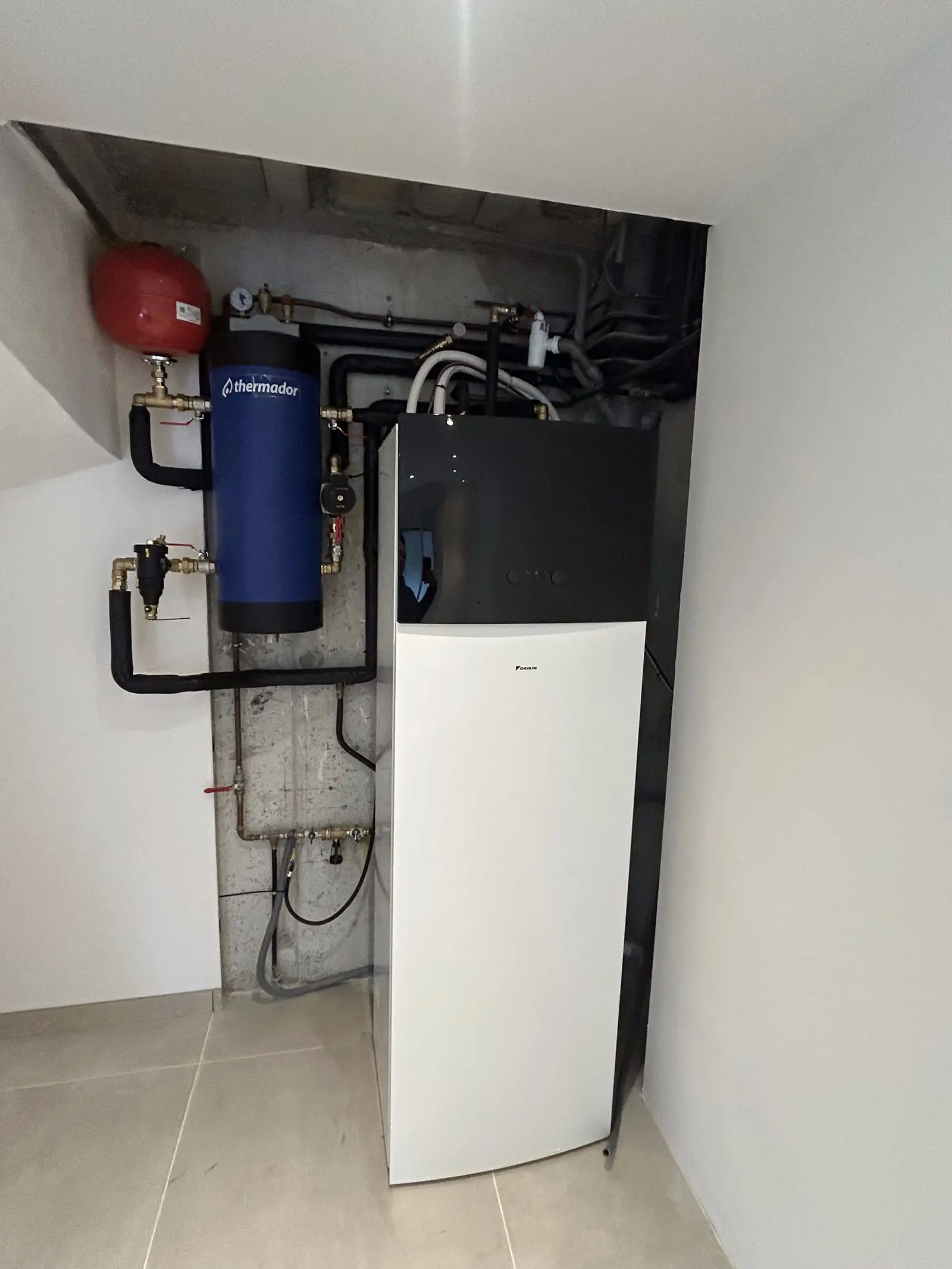 Pompe à chaleur Daikin et ballon d'eau chaude Thermador installés en local technique par CMVR